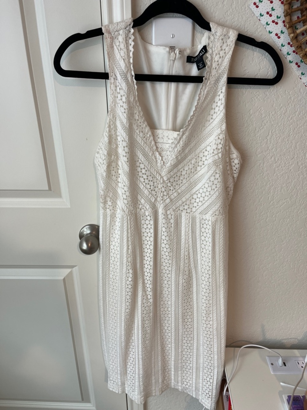 Roz & Ali Cream Lace V-Neck Sleeveless Mini Dress